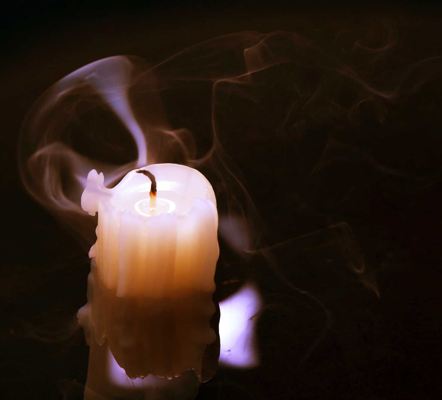 Вечером погасли свечи. Потухший огарок свечи. Огарки от свечей. Погасшая свеча. Незажженная свеча.